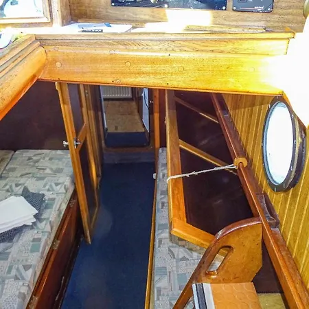 2 Bedroom Amazing Ship In Botel 2*