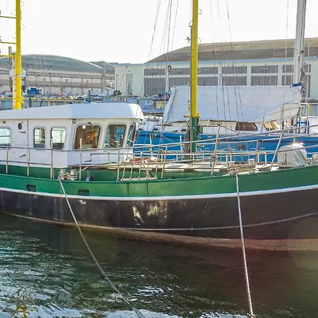 2 Bedroom Amazing Ship In Botel 2*